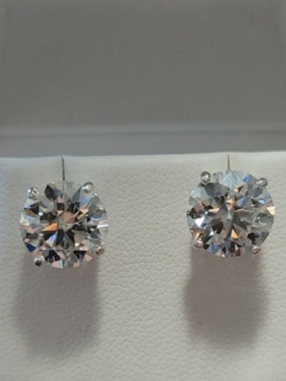 New 6ct Certified  moissanite stud earrings
